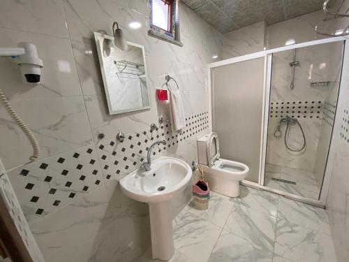 Kylpyhuone majoituspaikassa Toprak Hotel