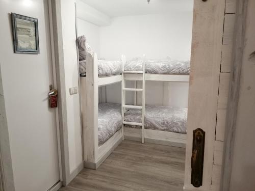 a hallway with two bunk beds in a room at Casa Roiz in Santillana del Mar