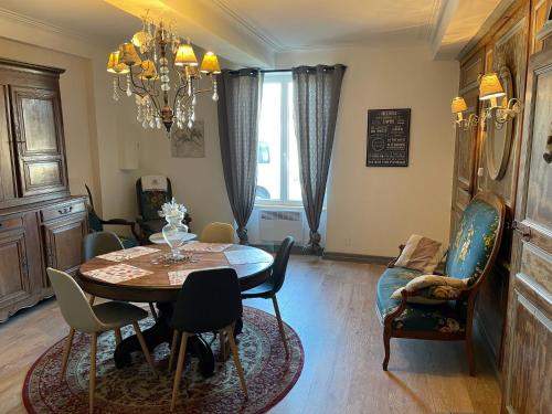 une salle à manger avec une table et des chaises dans l'établissement La Maison Fiets Meuse & Vélo, à Damblain