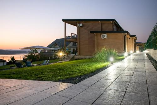 una pasarela frente a una casa con luces en Шале Рутенія - Chalet Rutenia apartments, en Neporotovo