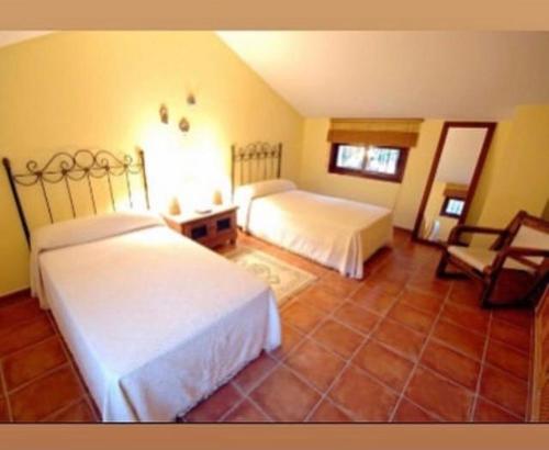 奧亨的住宿－El Capricho de Almadan，酒店客房,配有两张床和椅子