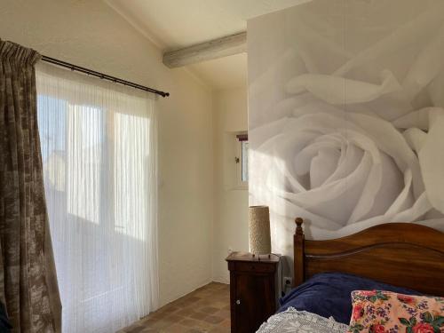 - une chambre avec un mur orné d'une fresque murale fleurie dans l'établissement Maison de famille au coeur du Luberon, à Mérindol