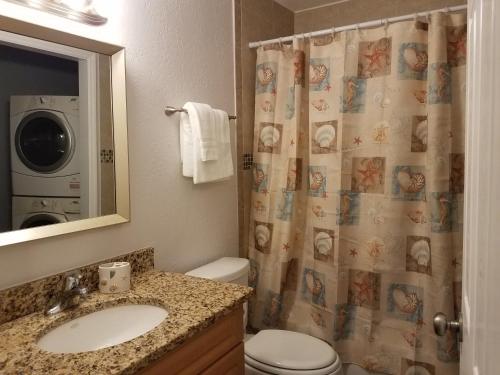 Ванна кімната в 2BR/1BA Vacation Rental - Sienna Park