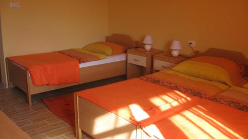 מיטה או מיטות בחדר ב-Tourist Farm Dujceva Domacija