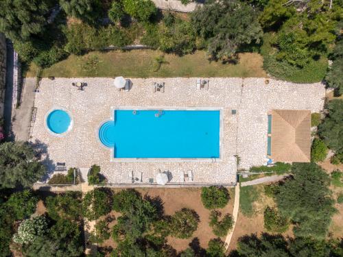 una vista aérea de una piscina en un patio en Barbati Beach Apartments, en Barbati