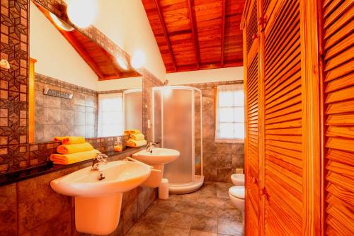 Ванная комната в Ferienvilla Finca Tijarafe mit beheiztem Pool