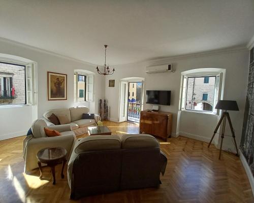 un soggiorno con divano e tavolo di Old Town Sea Gate Apartment a Kotor (Cattaro)
