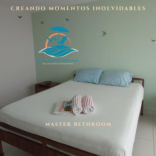 a bed with a sign that says master bedroom at Discoverequador in Tonsupa