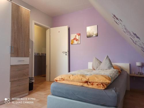 een slaapkamer met een bed en een trap bij Ferienwohnung "An der Geest 2" in Buxtehude