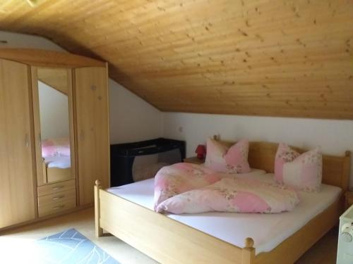 Postel nebo postele na pokoji v ubytování Ferienwohnung Steinbeisser