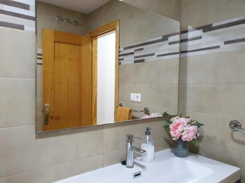 y baño con lavabo y espejo. en Apartamento de vacaciones en Torrevieja
