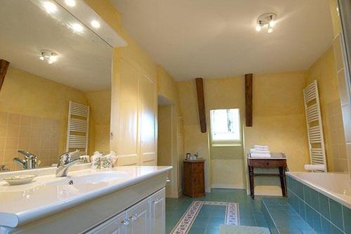 La grande salle de bains est pourvue de 2 lavabos et d'une baignoire. dans l'établissement Château de Nazé Vivy-Saumur, à Vivy
