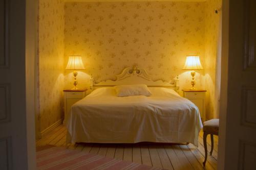 Een bed of bedden in een kamer bij Hallebergs Bed&Breakfast