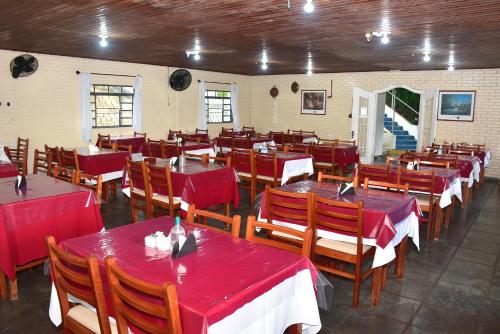 a restaurant with red and white tables and chairs at Hotel Fazenda Villa Galicia in Nazaré Paulista