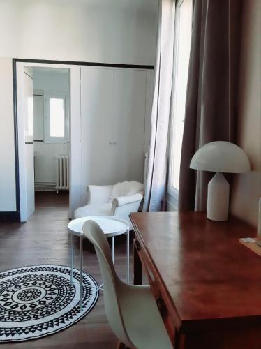 Ein Sitzbereich in der Unterkunft Saint Charles Hôtel & Coliving Biarritz