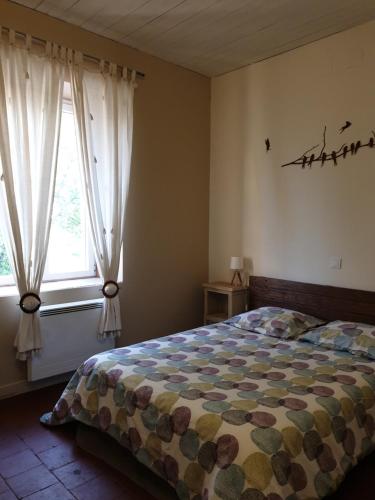 Un pat sau paturi într-o cameră la Gîte Le Campagnard