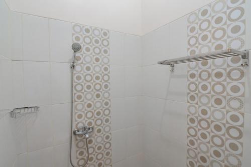 a bathroom with a shower with a shower curtain at RedDoorz Syariah Plus @ Perintis Guesthouse Tasikmalaya in Tasikmalaya