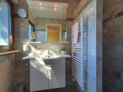 Apartment Haus Pflingsteck nahe Europa Park Rulantica tesisinde bir banyo