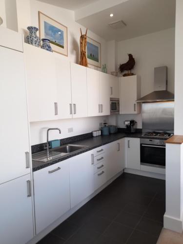 Η κουζίνα ή μικρή κουζίνα στο Crow's Nest Penthouse Apartment with Free Spa Access
