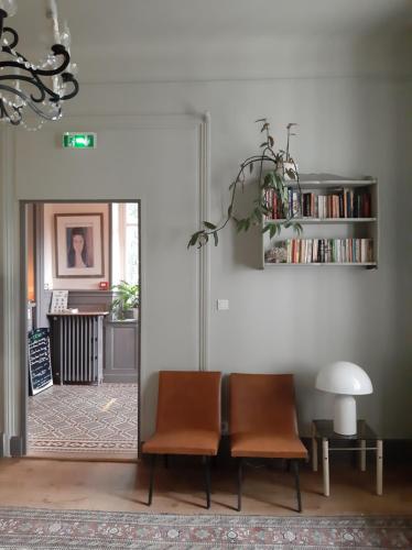 uma sala de estar com duas cadeiras e uma mesa em Saint Charles Hôtel & Coliving Biarritz em Biarritz