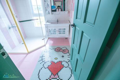 a bathroom with a heart pattern on the floor next to a door at 獨棟別墅 私人花園 桐話親子民宿 Tonghua B&B in Guilin