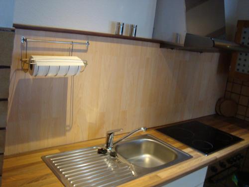 uma cozinha com um lavatório e uma bancada em Trothaer Eck em Kröllwitz
