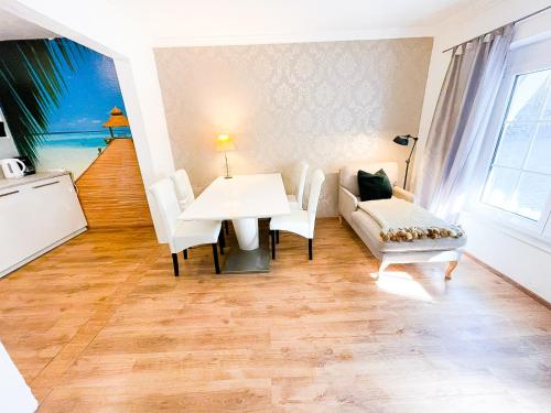 sala de estar con mesa blanca y sofá en Stylische Wohnung mit Charme (W6), en Ravensburg