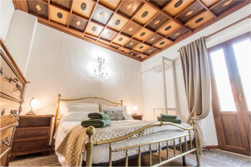 1 dormitorio con cama y techo de madera en Monti Guesthouse en Monti di Licciana Nardi