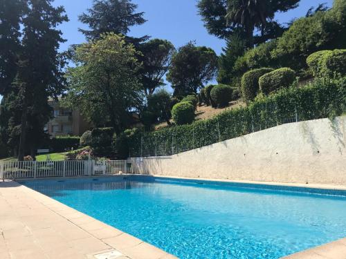 สระว่ายน้ำที่อยู่ใกล้ ๆ หรือใน Residence de Croisset Vue panoramique Cote d Azur