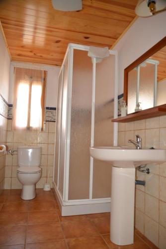 a bathroom with a toilet and a sink at Casa Alhambras in Manzanera