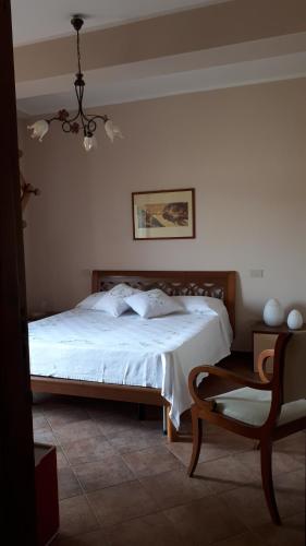 聖費爾迪南多的住宿－PR home，卧室配有白色的床和椅子