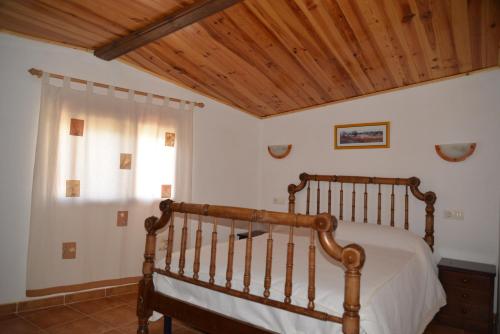 A bed or beds in a room at Casa Alhambras