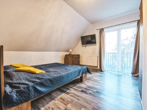 ヴィスワにあるApartamenty Vive El Momentoのベッドルーム1室(ベッド1台、大きな窓付)