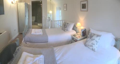 um quarto com 2 camas e um corredor em YETHOLM BOTHY em Town Yetholm