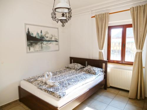 Tempat tidur dalam kamar di Vöröskő Apartman Alsóörs