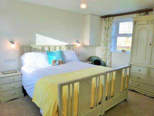 une chambre avec un lit sur lequel est allongé un bébé dans l'établissement Roman Cottage - - Hadrian's Wall dark sky outpost., à Newcastle upon Tyne