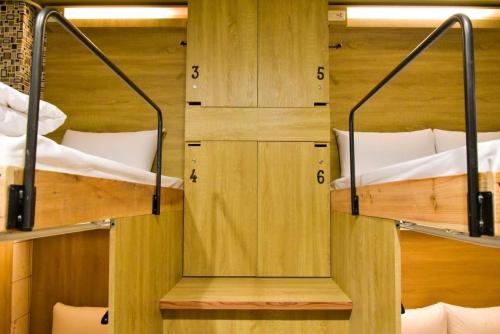Palanda nebo palandy na pokoji v ubytování PH Hostel