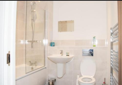 ein Bad mit einem WC, einem Waschbecken und einer Dusche in der Unterkunft TMS Beautiful 2 Bedroom Apartment!Ensuite!Dovestone Lakeside in West Thurrock