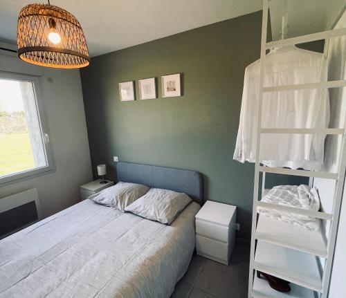 1 dormitorio con litera y escalera en Maison en pierres au calme près d'Ancenis, en Mésanger