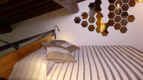 A bed or beds in a room at I Fiori nel golfo di Baratti