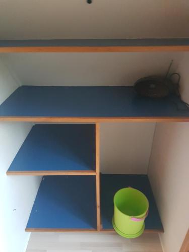 a toy shelf with a green bucket on it at Stege camping hytte 3 in Vordingborg