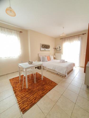 Un dormitorio con una cama y una mesa. en Stergios_Apartments 06, en Kozani