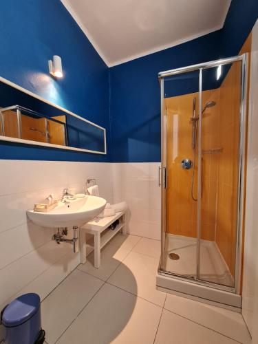a bathroom with a sink and a shower at sarà Futura Retrò in Salerno