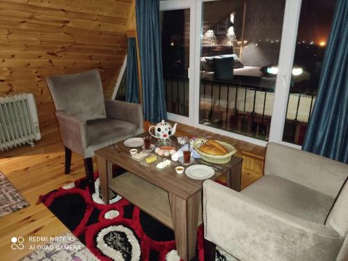 un soggiorno con un tavolo e due sedie di Buta Hotel Lerik a Lerik