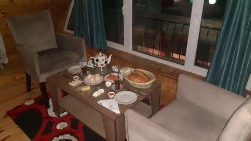 un soggiorno con un tavolo e una sedia di Buta Hotel Lerik a Lerik