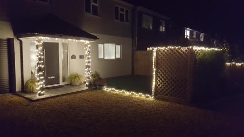 Gambar di galeri bagi By the sea, home from home sleeps 6 di Milford on Sea