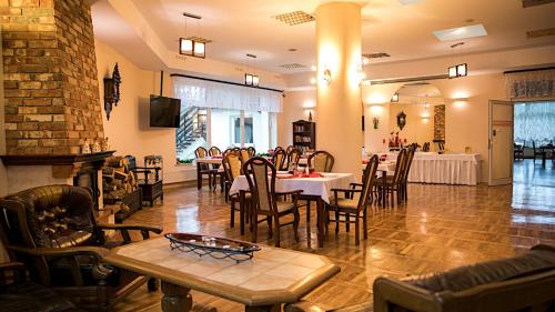 a restaurant with tables and chairs in a room at Ośrodek Wypoczynkowo Rehabilitacyjny Włókniarz in Ustka