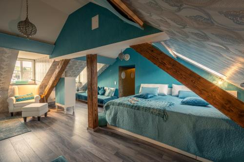 um quarto com uma cama grande e paredes azuis em Oriental Cozy Loft - Orientalisches gemütliches Loft em Weibern
