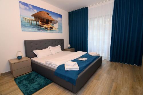 een slaapkamer met een bed en uitzicht op de oceaan bij DeSilva - Summer Holidays in Mamaia