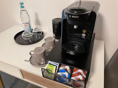 Příslušenství pro přípravu čaje a kávy v ubytování Gästehaus Veenstra